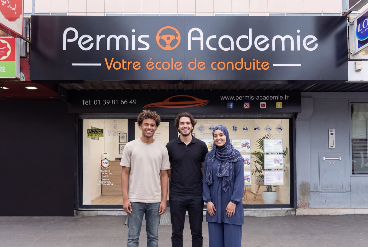 Élèves devant l'auto-école Permis Académie à Argenteuil